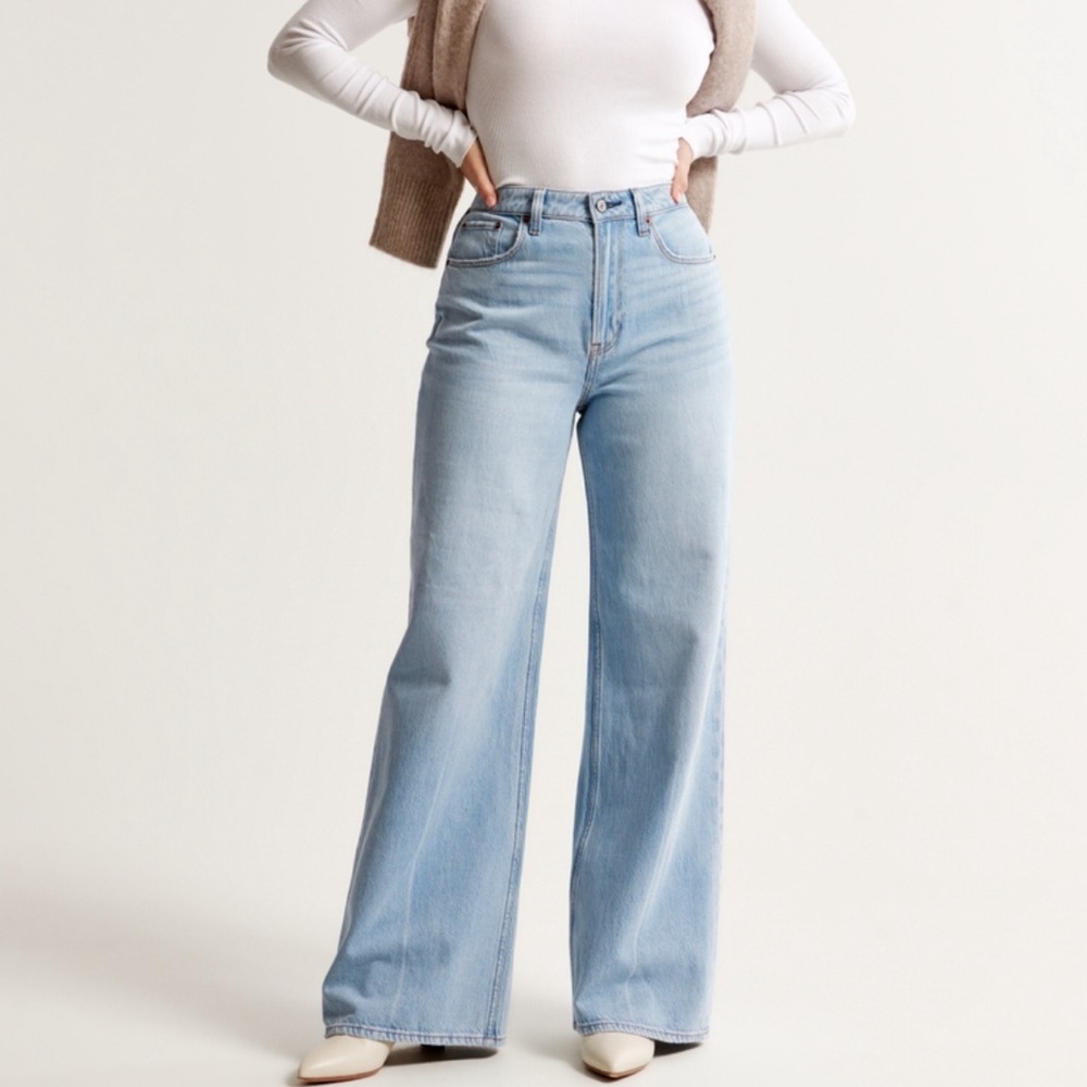 Abercrombie - Curve Love High Rise Wide Leg Jean